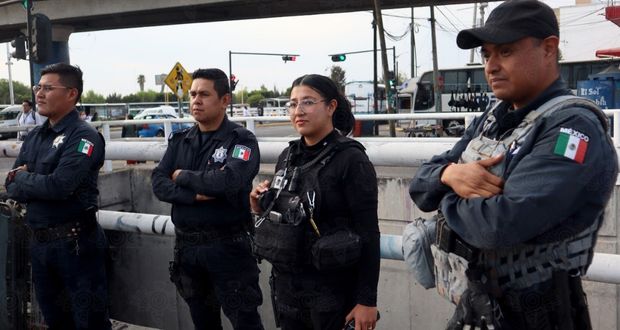 En Puebla, policías evitan que mujer se lance del puente de la CAPU