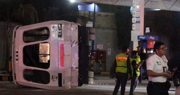 Volcadura de ruta Galgos, en Puebla capital, deja 20 heridos