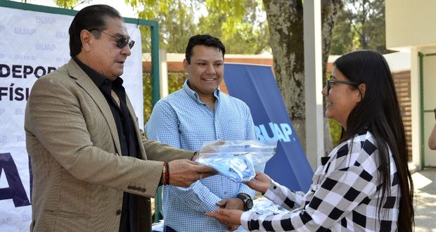 Entrega BUAP uniformes al equipo de lacrosse