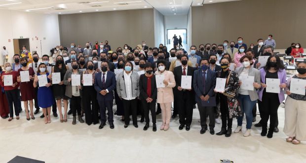 Rectora María Lilia Cedillo Ramírez entrega definitividades a personal académico