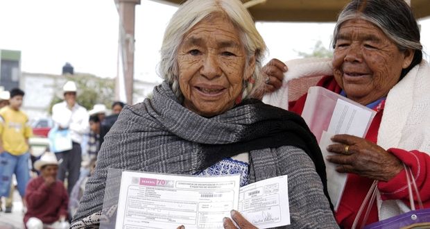 Mujeres, las más beneficiadas por programas sociales: AMLO