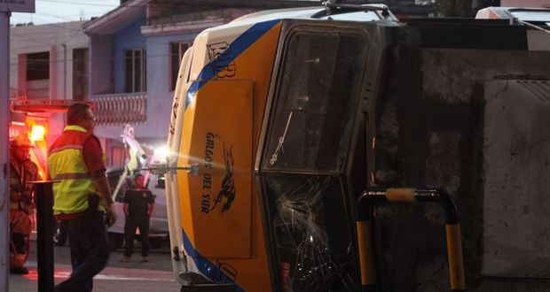 Ruta Galgos que volcó tenía placas vencidas; SMT inicia investigación