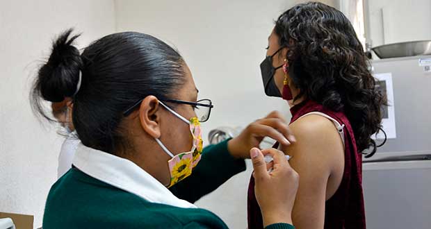 BUAP aplica vacunas contra hepatitis B a universitarios 