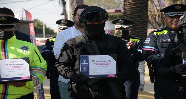 Ayuntamiento de Puebla e IP reconocen a 55 policías municipales