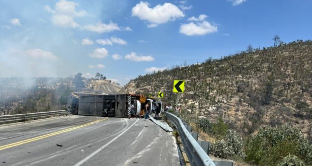 Autopista Amozoc-Perote, con cierre total por volcadura de tráiler “madrina”