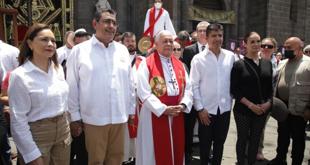 Céspedes y Rivera, en procesión de Viernes Santo con arzobispo de Puebla