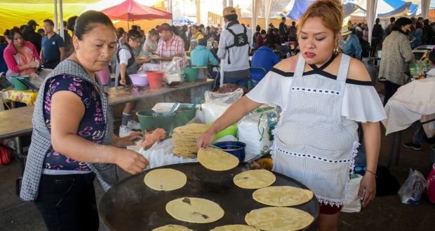 Regalan 140 mil “gorditas” en Feria de la Memela en La Resurrección