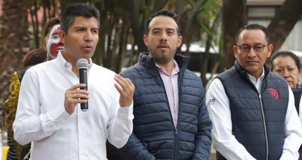 Hospitalizan a 2 policías por choque contra transporte para discapacitados