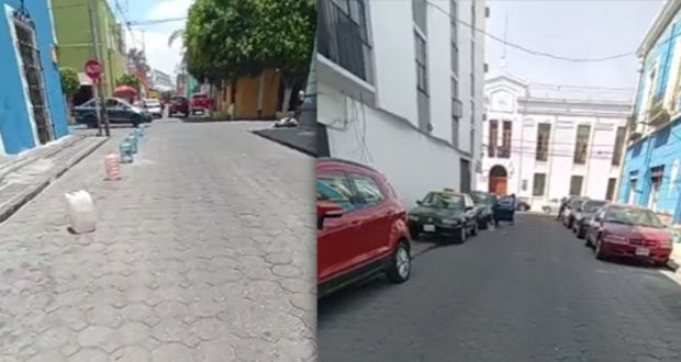 Autos invaden banqueta en centro de Puebla y la hacen estacionamiento