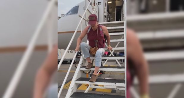Atleta paralímpica baja arrastrándose de un avión por falta de rampas