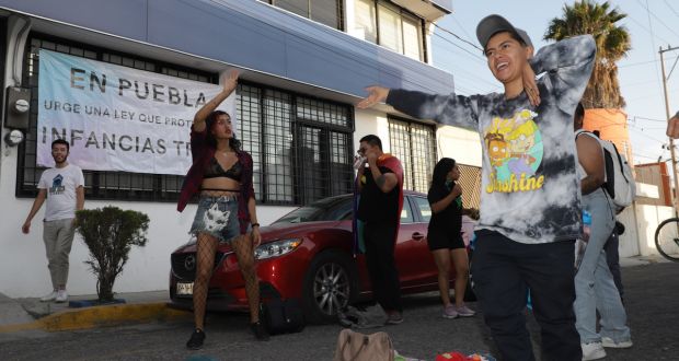 Frente a CDE del PAN en Puebla, protestan contra “iniciativas transfóbicas”