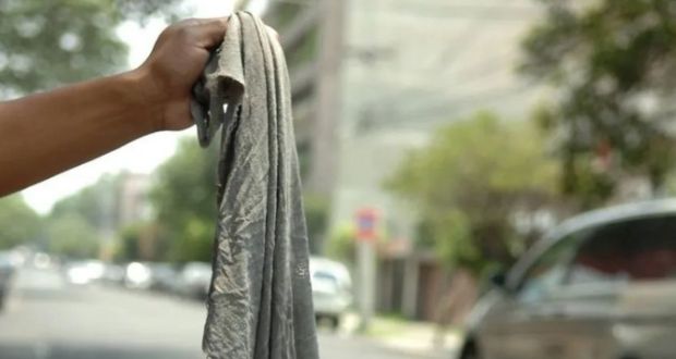 Franeleros acaparan calles cerca de Feria de Puebla; cobran $50 por estacionarse