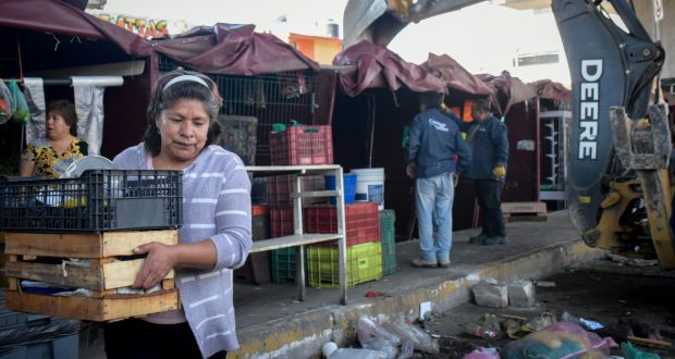 Piden respetar locales en mercado Amalucan para vendedores tras desalojo