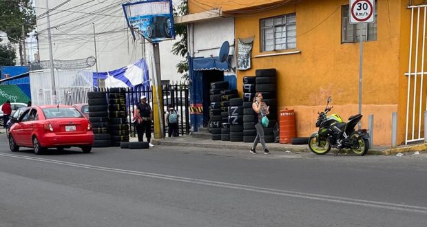 Talleres mecánicos se agandallan banquetas en colonia de Puebla