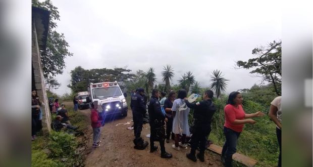 Camioneta cae en barranca en Tlatauiquitepec; hay una mujer muerta y 8 heridos