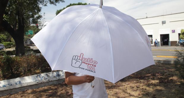 Promocionan con sombrillas a Julio Huerta en marcha por el Día del Trabajo