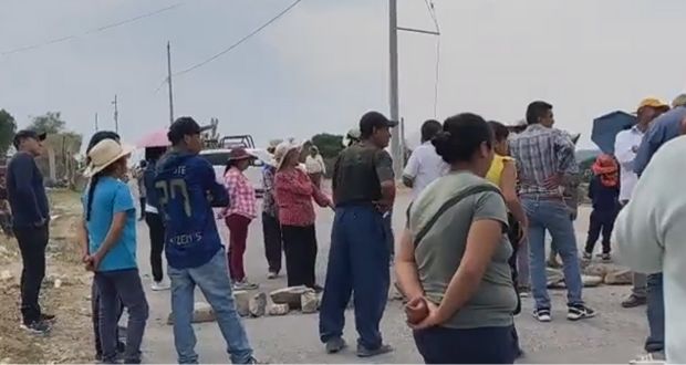 Por falta de agua en Santo Tomás Chautla, cierran bulevar Valsequillo