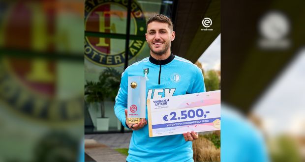Santi Giménez, recibe el premio “Johan Cruyff” de la liga holandesa 