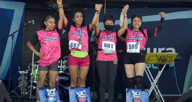 Estudiantes y trabajadoras BUAP celebran Día de la Madre con carrera