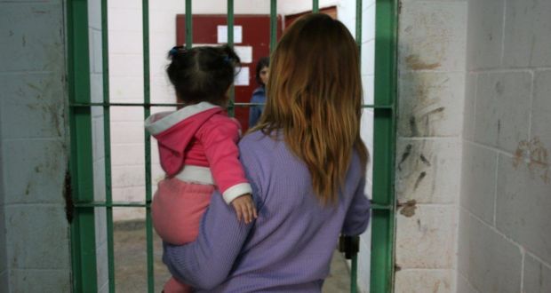 En Puebla, 14 mamás viven con sus hijos en cárceles; casos se duplican