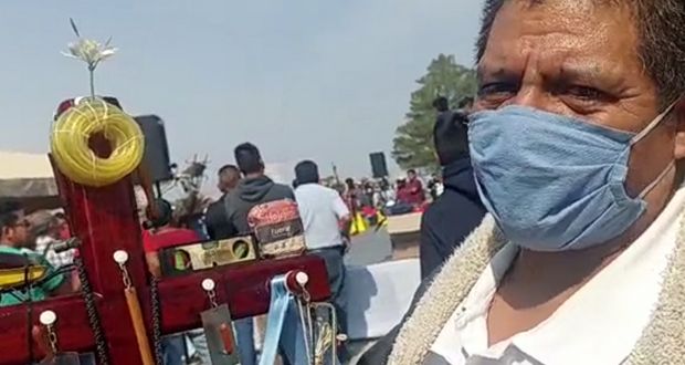 José Odilón elabora en 3 meses cruz de madera por el Día del Albañil