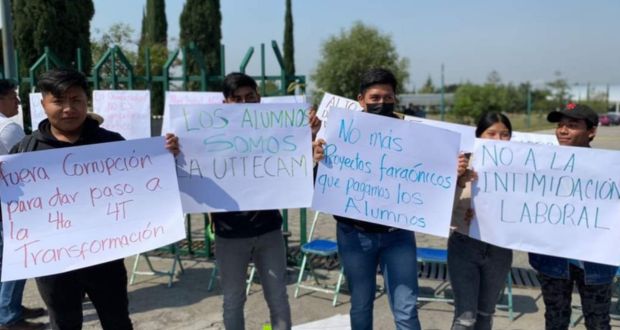 Por despido injustificado, protestan en Universidad de Tecamachalco