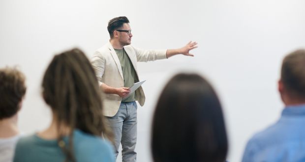 Maestros en Puebla comparten conocimiento por vocación y pese a bajos salarios