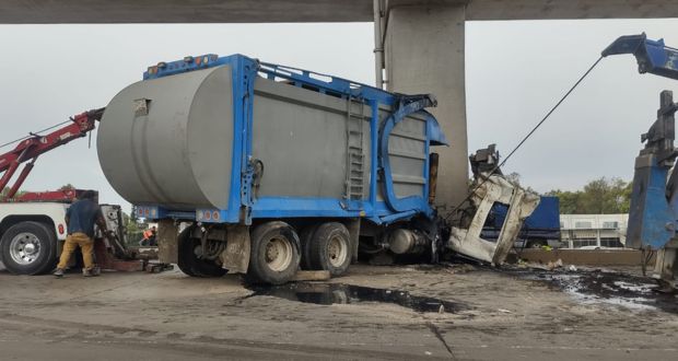 Camión de limpia se impacta en la México-Puebla; rescatan a 2 personas