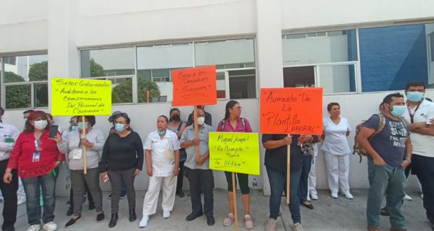 En protesta, sindicalizados del Issstep piden basificaciones; director es omiso
