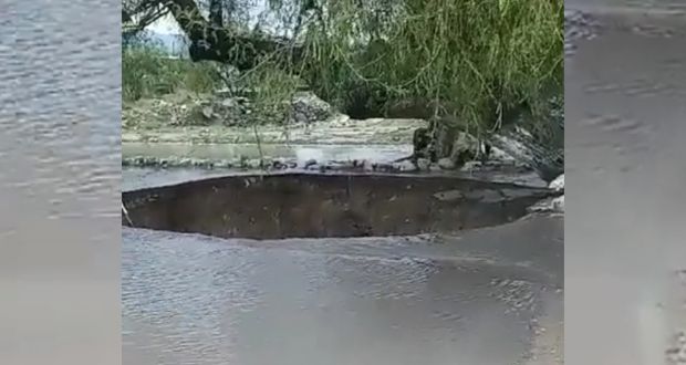 Tras lluvias, se abre socavón en colonia de Tehuacán; Conagua y PC revisan
