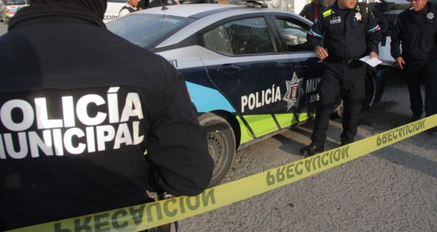 Ruta 64 choca a patrulla por pasarse alto en Puebla capital