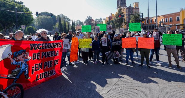 Voceadores acusan no ser notificados del retiro de casetas en CH de Puebla