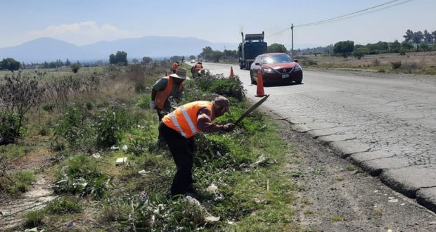 Infraestructura realiza desazolve en carretera a Quecholac