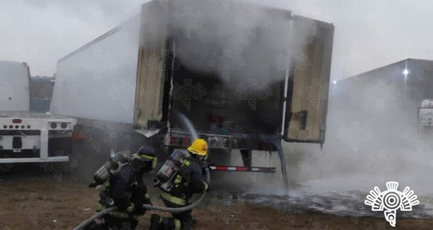Bomberos de Puebla controlan emergencia en depósito vehicular