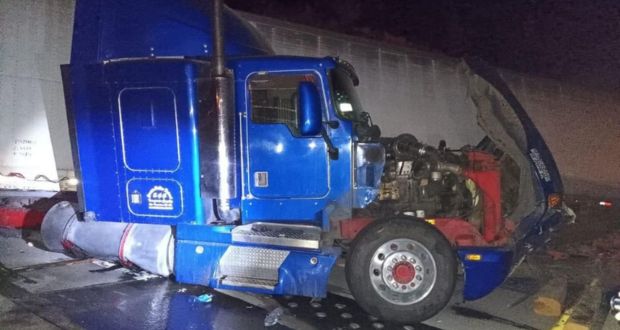 Tráiler impacta coches en la México-Puebla y deja cuatro heridos