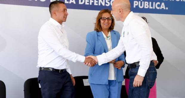 San Andrés lleva asesoría jurídica a vecinos de la delegación Atlixcáyotl