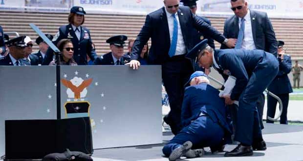 Joe Biden se tropieza y cae en ceremonia de la Fuerza Aérea de EU