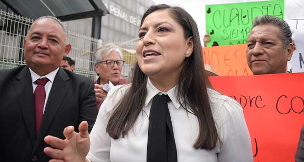 Claudia Rivera libra proceso penal por discriminación y violencia; Flores apelará