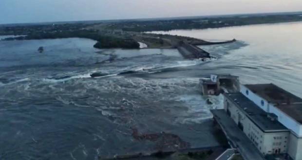 Explosión en presa de Kajovka inunda en Ucrania; Moscú y Kiev se acusan