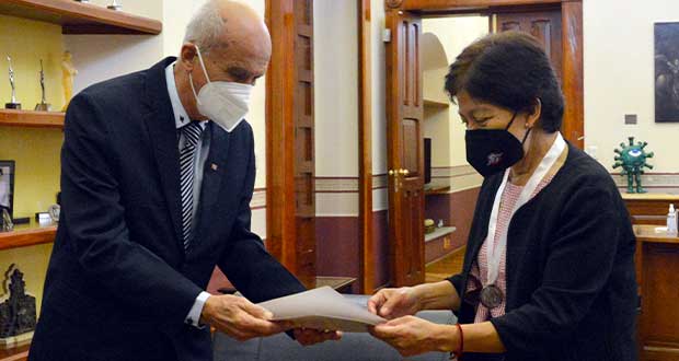 Universidad de Camagüey da medalla a rectora de BUAP por colaboración 
