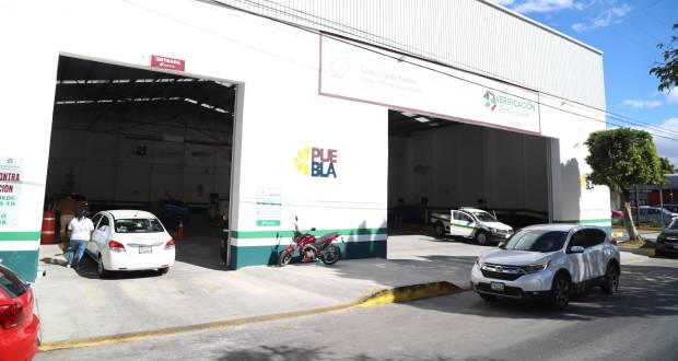 A un mes del plazo, menos del 50% de autos han verificado en Puebla