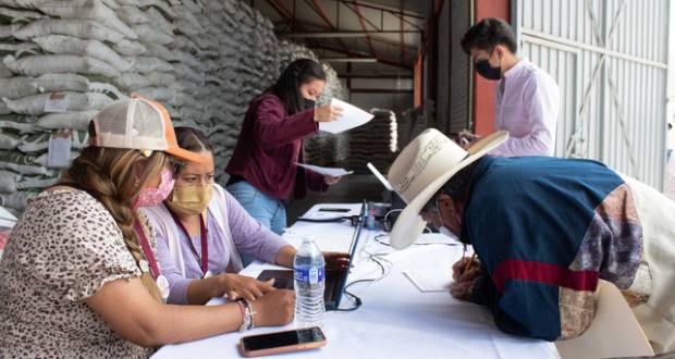 Productores tlaxcaltecas, beneficiados con entrega de fertilizantes