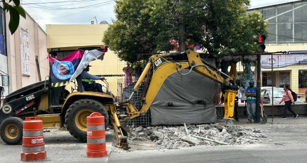 Ayuntamiento reconstruye pasos a nivel, retira puente antipeatonal