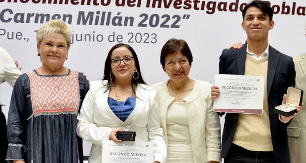 Alumno y docente de la BUAP recibe medalla “María del Carmen Millán”