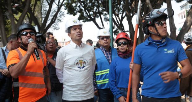 Comuna interviene árboles del Centro de Puebla
