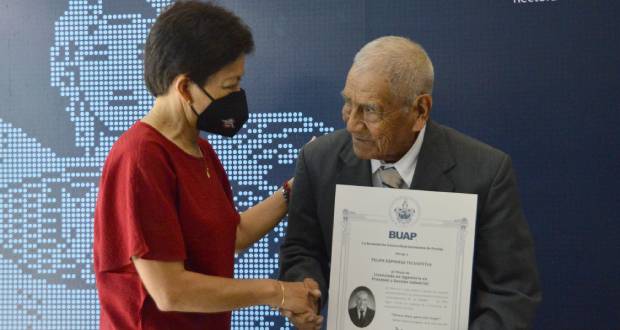 Don Felipe recibe su título profesional de la BUAP a los 86 años.