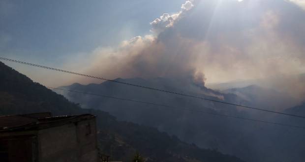 Por incendio forestal evacúan tres localidades de Zacatlán.