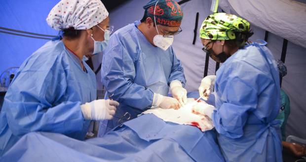 En quirófano itinerante, médicos de Salud estatal retiran  tumor a joven 