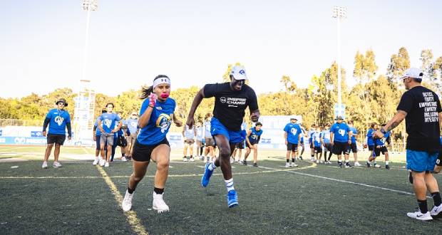 Jugadores de LA Rams de la NFL de visita en la ciudad de Puebla