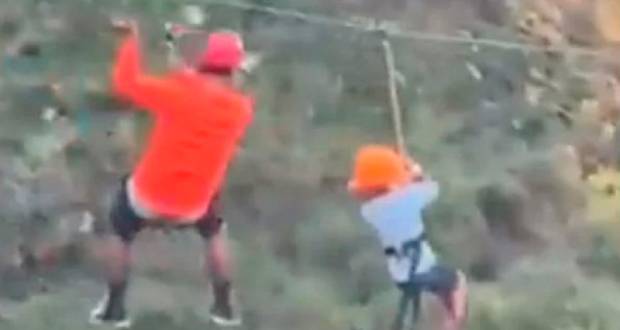 Niño salva la vida, cae de más de 10 metros de una tirolesa